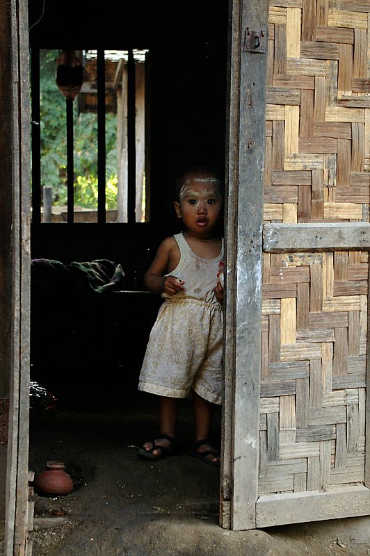 bambino in un villaggio birmano