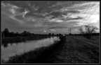 Foto scattata questa sera nel modenese.

Nikon D70 - Nikkor 12-24 Dx - Luce naturale - Mano libera.

Ciao,
Roberto.