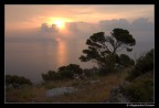 ore 6,30 , il sole sorge tra le nuvole sopra Capo Mele (SV)