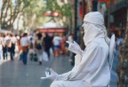 Tra le pi belle e originali artiste di strada della Rambla, la via principale di Barcellona, in Spagna.