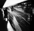 holga scatta una foto in stazione