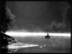 la nebbia dietro al pescatore (la striscia bianca) ha creato qualche problema al sensore perch colpita direttamente dalla luce del sole: il bosco dietro infatti (ben visibile a colori)  risultato un po' rumoroso