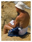 Seduto su degli scogli di granito, mentre numerosi turisti fotografavano il mare in burrasca, lui se lo disegnava.