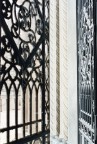 *riflessi e contrappunti geometrici sulla soglia di ingresso al Cimitero Maggiore di Milano*