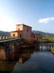 Da Castiglione, in direzione di Marina di Grosseto, attraversato il ponte Giorgini, si svolta subito a sinistra prendendo la strada che costeggia il fiume Bruna. La Casa Rossa, o Fabbrica delle Cateratte, domina il Padule della Diaccia Botrona. Proseguendo a piedi  possibile visitare il padule per circa 2 Km. La Casa Rossa fu costruita dall'Ing. Ximenes nel 1766 .... x chi desidera una gita fotografica ;-)