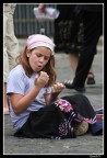Mi piacevono i colori di questa piccola turista inglese seduta davanti al colosseo...