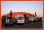 Il tramonto su Uluru (il misterioso monolito al centro del deserto australiano)  meta di pellegrinaggio di numerosi turisti. Ciascuno di loro avr un proprio posto 'in prima fila'...