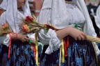 alla festa di Sant'Efisio ci sono un sacco di colori, mosiche e voci e profumi di ogni genere.