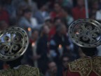 Fedeli dinanzi alle statue dei S. Medici, durante la processione annuale a Bitotno(Ba)