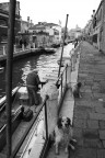 Scorcio della Venezia non turistica nel tardo pomeriggio, quando i pescatori tornano dal mare e risistemano la loro barca per la mattina successiva