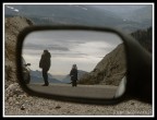 La bambina  sbalordita dalla bellezza delle Dolomiti. Il padre preferisce telefonare.