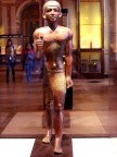 Sembra che questa statuetta egizia stia andando in giro per il luovre.