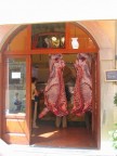 Il macellaio di Castellina in Chianti regala sempre qualche sorpresa. La foto non m'e' riuscita molto bene ma la posto ugualmente. ghghghgh .