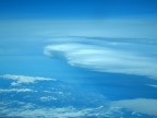queste sono le famigerate 'onde orografiche', nubi formate sottovento a catene montuose in presenza di forte vento in quota. indice sicuro di turbolenza.