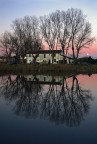 Alberi riflessi su uno specchio d'acqua artificale. Il panorama non  da fiaba ma il riflesso meritava comunque.



Commenti sempre graditi