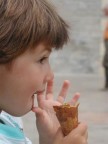 Marta con gelato - Camargue, luglio 2006