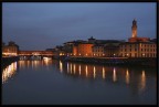 Passeggiando di sera su un ponte a Firenze si coglie la magia dell'Arno d'argento