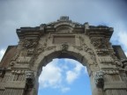 La Porta Grazia di accesso alla Cittadella del secolo XVII oggi spostata in piazza Casa Pia (Messina nord)