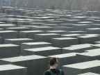 Questo enorme "labirinto di lapidi" si trova a Berlino, a poche centinaia di metri dalla Porta di Brandeburgo.
Rappresenta un monumento in memoria dell'olocausto.