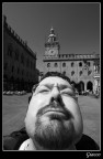 Un amico durante un giro fotografico oggi a Bologna..
Ha qualche mania di protagonismo e mi ha rovinato la foto!!
Non gli ho chiesto il consenso.. ma lui non bazzica il forum.. chiss se questa non  la volta buona che lo faccio iscrivere!
Tecnicamente  ho usato un filtro rosso per staccare un po' il viso dal contesto.. ho applicato in pw una maschera di contrasto per migliorare i contorni della torre dell'orologio.
A voi le critiche.