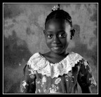 Costa d'Avorio - Abidjan - 
bidonville di Koumassi - Houphouet Boigny
Salimata fa la foto da inviare alla famiglia italiana che l'ha adottata a distanza. 
Si fa bellissima