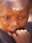 In Niger spesso alcune etnie marchiano i bambini appena nati per distinguerli........   Questo piccolo, casualmente,  stato bollato anche dalla nostra societ dei consumi!  Suggerimenti e critiche sono sempre ben accette.....