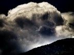 un fungo (non atomico) di nube con - proprio davanti, giusto in mezzo alla foto - una nuvoletta rotorica, dall'innocua apparenza, che gironzola su se stessa