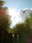 Un elicottero affronta le insidie degli alberi e dell'acqua per portare in salvo un bambino infortunato. Lo so che questo non si vede dalla foto, che comunque rimane molto suggestiva.
