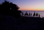 Gallipoli. Uno scorcio di una spiaggia ormai abbandonata dai turisti per l'ora tarda. Ombrelloni chiusi e sole tramontato.
Minolta Dynax 5D, esposizione a priorit di diaframma 3"2, F29, compensazione -1,3, ISO100; lunghezza focale 26mm (39); macchina su cavalletto e scatto con telecomando.