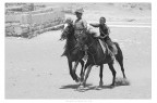 Sotto la piramide di Cheope, 2 ragazzini del posto giocavano a correre sui loro cavalli...