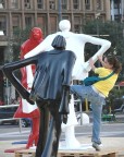 Ecco come i turisti accolgono le sculture di Metzeler....