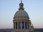 Le luci del tramonto che illuminano le vetrate di questa meravigliosa cupola. Foto sottoesposta di uno stop per preservare le luci del cielo e non bruciare i bianchi.

PS. E' il mio primo pomeriggio fotografico... su 200 foto se ne son salvate una decina :P