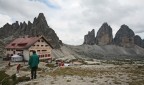 con la cortese partecipazione del signore in giacca verde per coprire il deposito delle bombole a gas. Il luogo  un classico e non occorre il nome.