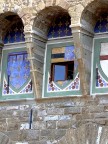Nando ecco il particolare misterioso che pochi vedono. Infatti alla sommit di Palazzo Vecchio hanno ricavato una finestra, deturpando un affresco, per dare luce ad un locale.
La finestra  visibile solo dalla terrazza del Bar nel Museo degli Uffizi. Ciao.