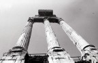 tre colonne ancora unite di un tempio romano