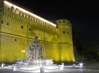 Una vista di piazza del popolo a Cesena di notte