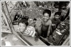 Incontri e sorrisi tra il filo spinato e la spazzatura, 
passando a piedi il confine tra Cambogia e Thailandia 
(tra Poipet e Aranyaprathet)...