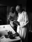 Kongwa - Tanzania, p Egidio , porta l'eucarestia ad una malata.