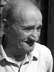 Un ritratto rubato a mio nonno. Mi piaceva la luce dura sul suo volto segnato, con questo sorriso che porta sul mento l'ombra del suo nasone di vecchietto.  (S7000)