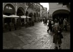 Simpatica vecchietta in Borgo Largo a Pisa.