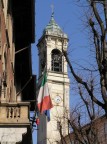 L'edificio a destra  il comune di Rho, sullo sfondo il campanile