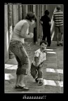 Bambino che gioca con la sua mamma, nei vicoli di Porto.
Portogallo, agosto 2007.