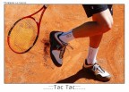 Vizio che hanno i tennisti, nel pulirsi le suole delle scarpe dalla terra rossa. Sbattono energicamente la racchetta sulle scarpette, per far cadere i depositidi terra.....
Altre foto sul tennis: http://www.walterlocascio.it/tennis_torneo.html