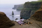 Amici in contemplazione delle meraviglie della Terra alle Cliff Of Moher