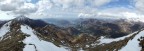 Veduta dal monte Due Mani, cima forse secondaria come quota, ma non come panorama.
La citt di Lecco al centro, con il lago.
A sinistra il Resegone, a destra le Grigne.