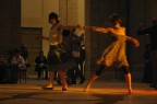 Una serata di tango a Urbino, forse il caldo il vino l'entusiasmo....eccole li due ragazze vogliose di divertirsi ruotano in pista come trottole danzanti con uno stile tutto loro, ogniuno a il diritto di interpretare e ballare sulla vita come vuole, persino a piedi nudi
