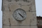 orologio a muro di un palazzo di sirolo