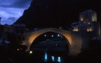 immagine notturna del ponte di mostar, bosnia