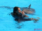 ZooMarine Roma - Coccole fra un delfino ud una sua addestratrice