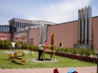 Il parco giochi di un centro commerciale con accanto delle puzzolenti ciminiere..